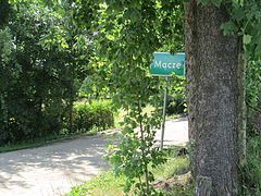 Wjazd do Mącze. Fot. Ath29. Źródło: File:Mącze - gm. Ełk.JPG – Wikimedia Commons [28.08.2026]