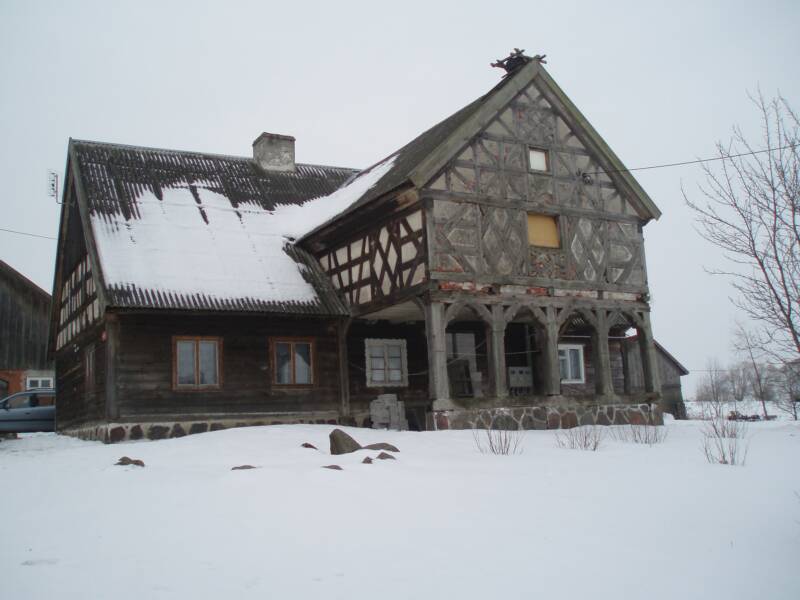 Plik:Plajny. Zabytkowy dom podcieniowy.jpg