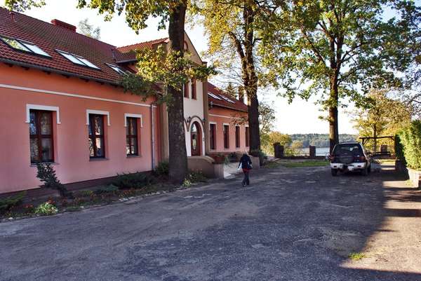 Plik:Odrestaurowany dwór w Brożówce (obecnie pensjonat).jpg