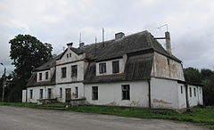 Dwór w Platynach z przełomu XVIII i XIX wieku. Autor: Piotr Marynowski. Źródło: File:Platyny - dwór (01).jpg – Wikimedia Commons [19.09.2026]