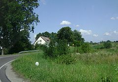Wieś Woźnice. Fot. Albert Jankowski. Źródło: File:Woźnice. Droga krajowa nr 16.JPG – Wikimedia Commons [10.09.2026]