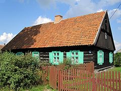 Chałupa w Marcinkowie. Fot. Piotr Marynowski. Źródło: File:Marcinkowo - budynek (01).jpg – Wikimedia Commons [10.09.2026]