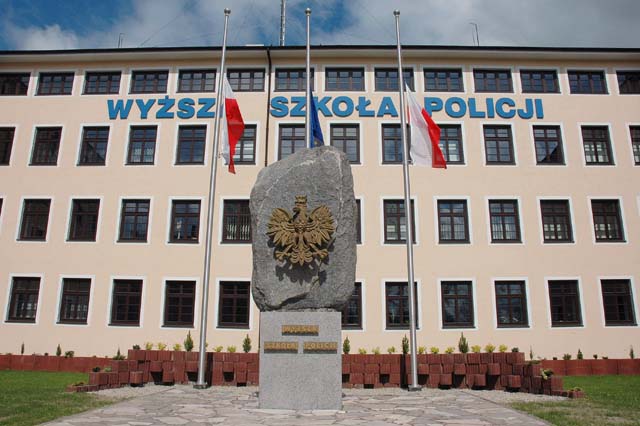 Plik:Wyższa Szkoła Policji w Szczytnie 1.jpg