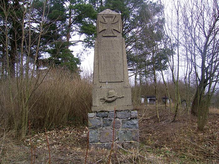 Plik:Konopki Wielkie pomnik.jpg
