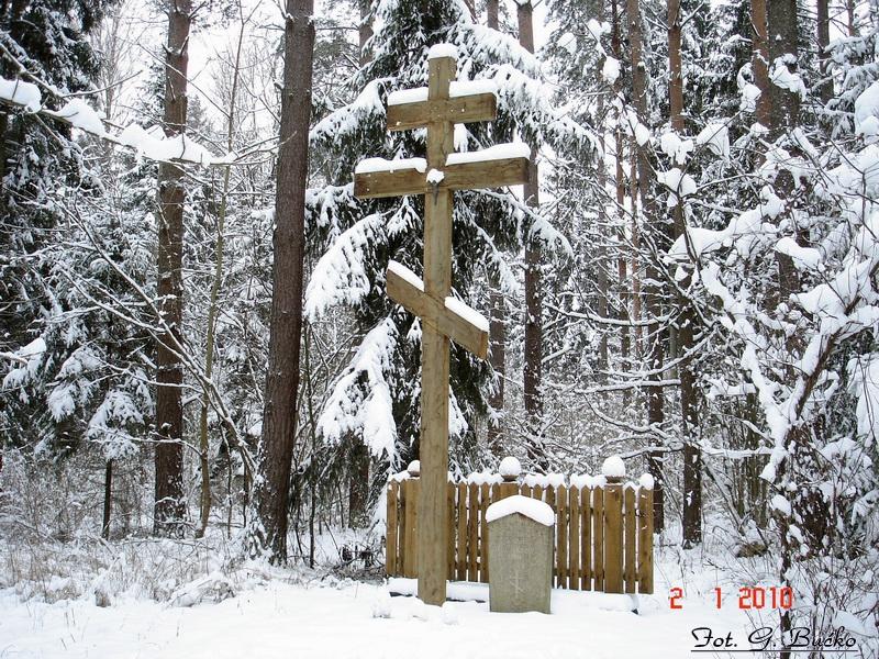 Plik:Mogiła 15 żołnierzy rosyjskich.jpg