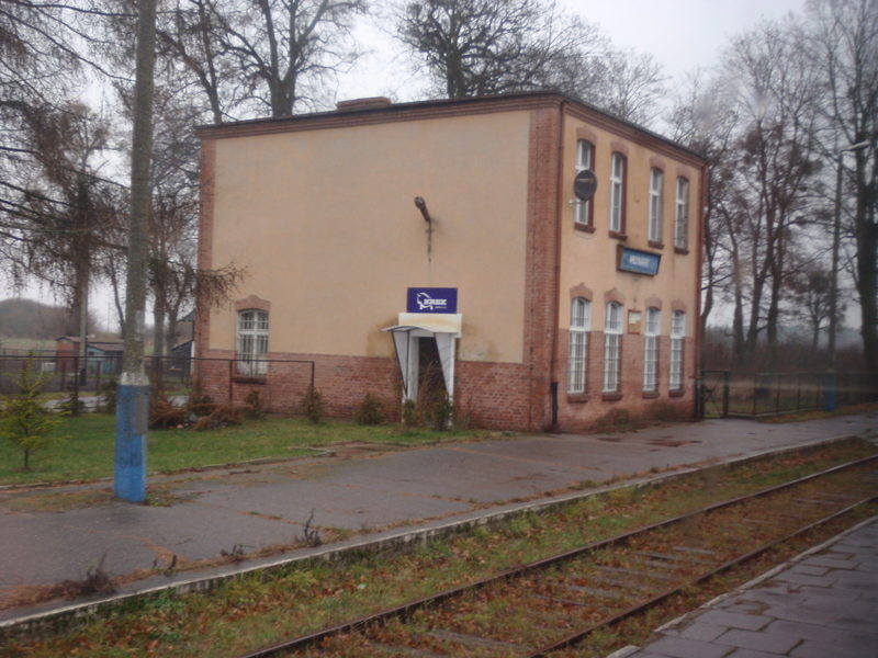 Plik:Stacja kolejowa w Młynarach.jpg