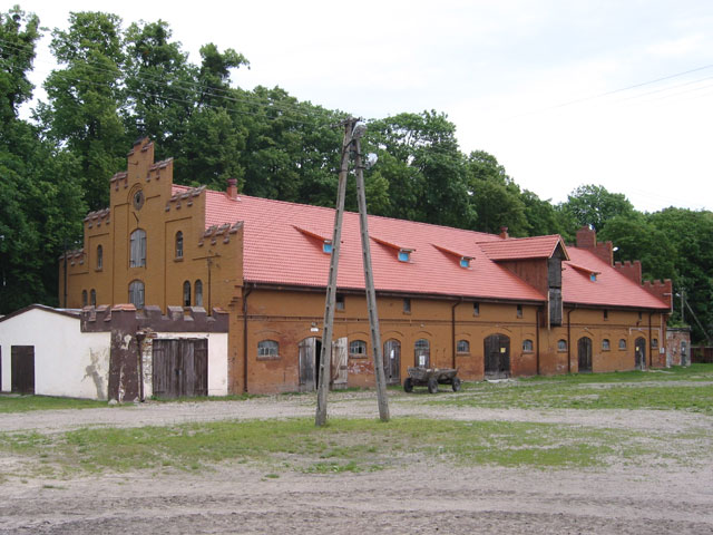 Plik:Stajnie Łężany.jpg