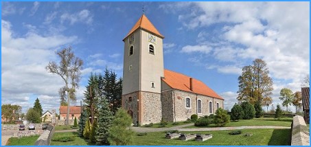 Plik:Kościół pw. Matki Boskiej Szkaplerznej w Świętajnie..jpg