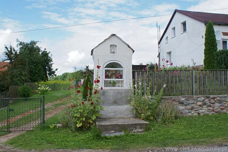 Plik:Warmińska kapliczka przy domu zakonnym w Bartołtach Wielkich.jpg