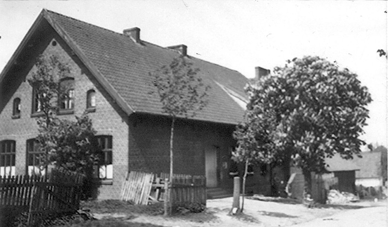 Plik:Szkoła w Sągnitach w latach 30. XX wieku.jpg