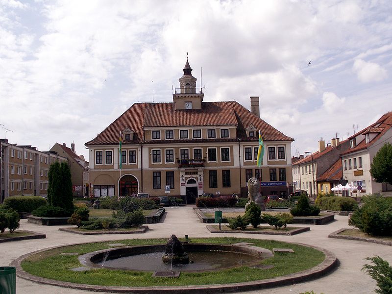 Plik:Ratusz w Olsztynku.jpg