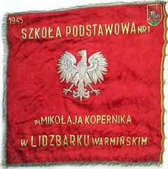 Sztandar szkoły. Źródło: www.sp1.lw.net.pl, 5.12.2013.