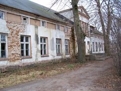 Opuszczony dwór w Jagodnych Małych. Źródło: Wikimedia Commons
