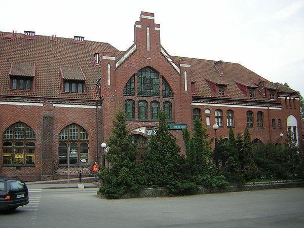 Noegotycki dworzec kolejowy w Iławie. Fot. Marcin N. Źródło: Commons Wikimedia