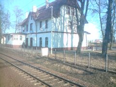 Dworzec w Suszu. Fot. Yusek. Źródło: Commons Wikipedia [12.11.2014]