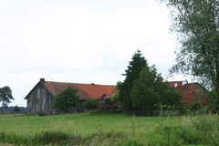Tradycyjna zabudowa gospodarcza we wsi Krelikiejmy. Fot. Ralf Lotys. Źródło: File:2009-07 Krelikiejmy 2.jpg – Wikimedia Commons [03.09.2026]