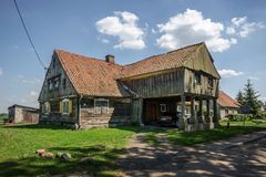 Dom podcieniowy w Jelonkach. Źródło: Wikimedia Commons