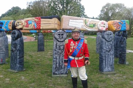 Andrzej Cieślak i instalacja plastyczna na wzór Stonehenge w wykonaniu uczniów Liceum Plastycznego i studentów Wydziału Sztuki UWM, Park Centralny w Olsztynie, 25 czerwca 2016 r.