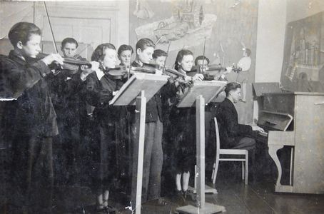 Nauka gry na skrzypcach 1954. (Pierwszy od lewej Z. Remlein)