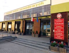 Budynek szkoły, źródło: www.facebook.com [10.11.2014]