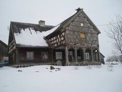 Plajny. Zabytkowy dom podcieniowy.