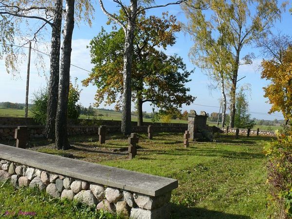 Bajtkowo. Cmentarz wojenny przy kościele. Fot. Remes. Źródło: Olsztyńska Strona Rowerowa [27.08.2026]