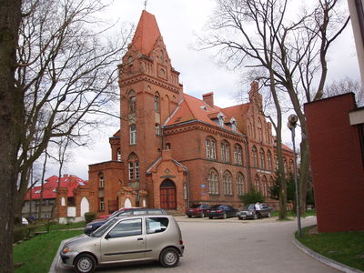 Olecko - starostwo wraz z terenem dawnego zamku (obecnie szkoła). Fot. S. Czachorowski. Źródło:Commons Wikimedia