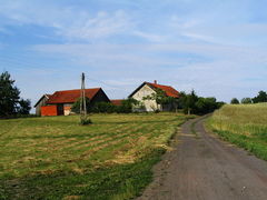 Wieś Jaroty. Autor: Serdelll. Źródło: File:Kolonia Jaroty.jpg – Wikimedia Commons [22.09.2026]