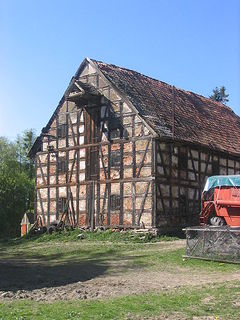 Zabytkowy spichlerz w Garbnie. Fot. S. Czachorowski, M. Parwicki. Źródło: File:Spihcrz w Garbnie.jpg – Wikimedia Commons [03.09.2026]