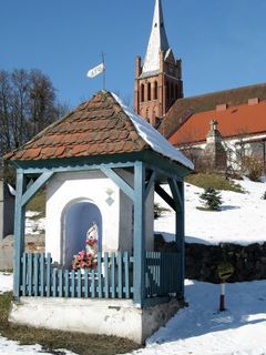 Kapliczka i Kościół w Brąswałdzie. Źródło: Wikimedia Commons