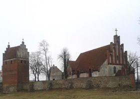 Kościół ewangelicki w Dąbrównie z widocznymi murami obronnymi Źródło: Archiwum Andrzeja Cieślaka