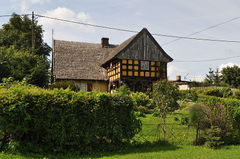 Pilona - dom podcieniowy. Autor: Joanna Barton. Źródło: File:Pilona, dom podcieniowy.JPG – Wikimedia Commons [22.08.2026]