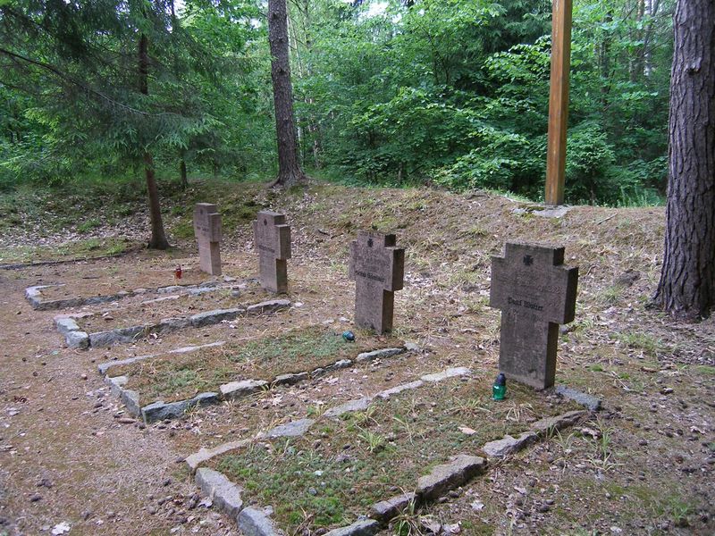 Plik:Makosieje. Groby żołnierzy niemieckich.jpg