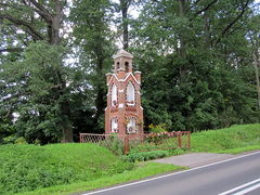 Trękusek. Tradycyjna kapliczka. Fot. Piotr Marynowski. Źródło: File:Trękusek - kapliczka (03).jpg – Wikimedia Commons [22.09.2026]