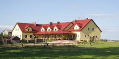 Zajazd w Filipówce. Fot. Honza Groh. Źródło: File:Filipówka, 01.jpg – Wikimedia Commons [04.09.2026] [12.12. 2014]