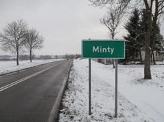 Minty. Wjazd do wsi.