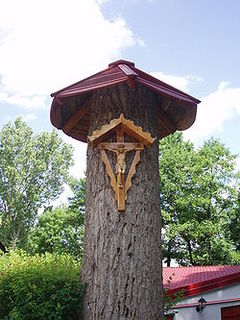 Kapliczka w Małszewie. Fot. S. Czachorowski. Źródło: File:Kapliczka malszewo (2).JPG – Wikimedia Commons [19.09.2026]