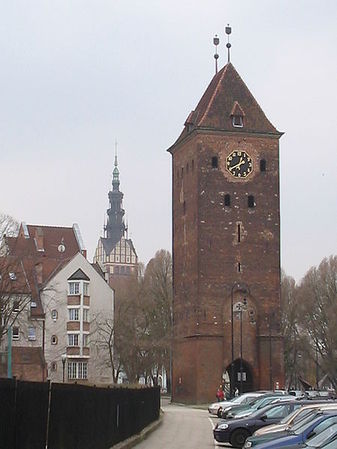 Brama Targowa w Elblągu, na drugim planie wieża katedry św. Mikołaja. Fot. M. Minderhoud. Źródło: Commons Wikimedia