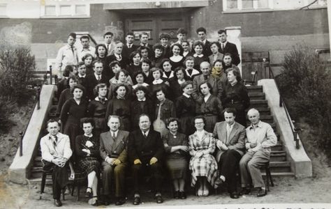 Zdjęcie kl 4 a,b. Licem Pedagogiczne 1957. Z. Remlajn - ostatni rząd 1 od lewej