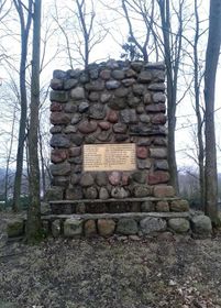 Pozostałości pomnika w domniemanym miejscu krzyżackiej strażnicy na wzgórzu Źródło: Archiwum Andrzeja Cieślaka