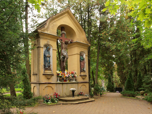 Stacja XII Ukrzyżowania drogi krzyżowej na cmentarzu w Lidzbarku Warmińskim. Fot. Stanisław Kuprjaniuk