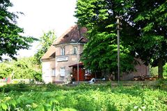 Przystanek kolejowy w Suchaczu. Fot. Manfred E. Fritsche. Źródło: Category:Suchacz train station – Wikimedia Commons [27.08.2026]