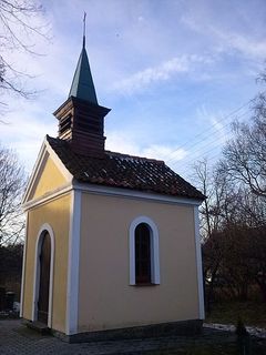 Kapliczka w Garbinie Autor: Braniewiak (CC BY-SA 4.0). Źródło: File:Kapliczka w Garbinie.jpg – Wikimedia Commons [25.08.2026]