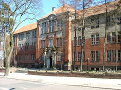 Budynek szkoły. Fot. Diacre. Źródło: Commons Wikimedia