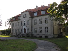 Dwór w Gródkach. Fot. Piotr Marynowski. Źródło: File:Gródki - dwór (01).jpg – Wikimedia Commons [21.08.2026]