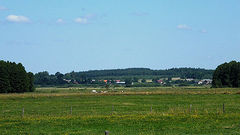Widok na Szymany. Fot. Łukasz Westwalewicz. Źródło: File:Szymany.jpg – Wikimedia Commons [07.09.2026]