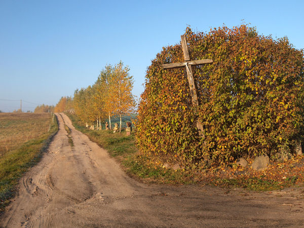 Krzyż drewniany w Bukwałdzie. Fot. Stanisław Kuprjaniuk