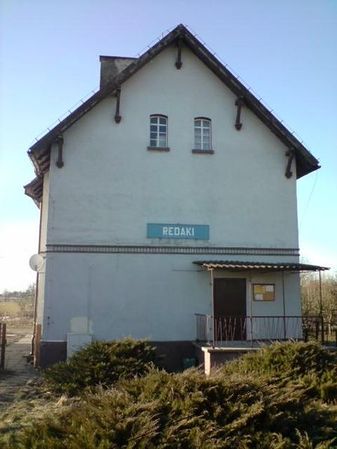 Redaki. Stacja kolejowa. Fot. Yusek. Źródło: File:Redaki Dworzec.JPG – Wikimedia Commons [05.09.2026]