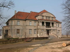 Pałac w Dziśnitach. Fot. Viola Czyżewska, 2010 r. Źródło: www.polskiezabytki.pl [27.08.2026]