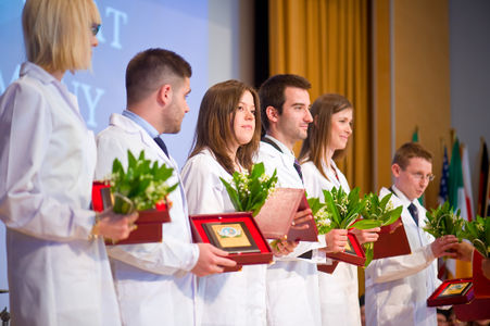 Ceremonia ma podniosły i uroczysty charakter. Źródło: www.uwm.edu.pl
